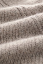 Nahaufnahme der grob gestrickten, weichen Brunello Cucinelli Strickjacke taupe meliert aus Cashmere-Seiden-Mix mit voluminösem Strukturstrick.