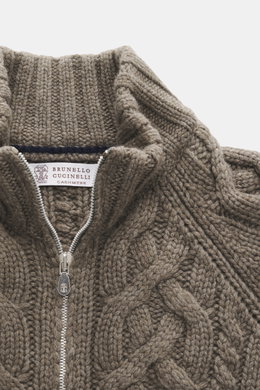 Brunello Cucinelli Cashmere cardigan grey-green, close-up front view of ribbed stand-up collar, two-way zipper, cable knit, raglan sleeves, and cuffs. A cashmere essential that sparks desire: The luxuriously soft feel and the distinctive cable knit design