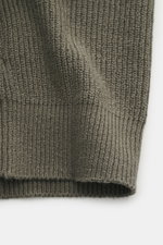 Nahaufnahme des gerippten Strickmusters des Brunello Cucinelli Cardigan graugrün, aufgenommen von schräger Seite, reine Baumwolle, Slim Fit, Schalkragen, elastische Bündchen.