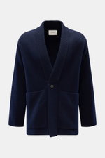 Lisa Yang Cashmere Cardigan 'Lance' navy, frontal fotografiert, geradliniger Schnitt, Schalkragen, ein Knopf, große Taschen, reiner Cashmere, weicher Griff.