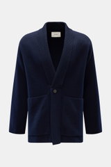 Lisa Yang Cashmere Cardigan 'Lance' navy, frontal fotografiert, geradliniger Schnitt, Schalkragen, ein Knopf, große Taschen, reiner Cashmere, weicher Griff.