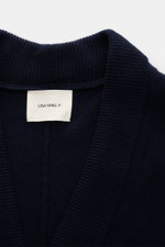 Lisa Yang Cashmere Cardigan 'Lance' navy im Close-up von oben, schwerer reiner Cashmere, Schalkragen, Rippbündchen, Regular Fit, weicher Griff