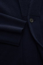 Nahaufnahme von Lisa Yang Cashmere Cardigan 'Lance' navy, geradlinig, reiner Cashmere, Schalkragen, ein Knopf, große Hüfttaschen, Rippbündchen.