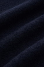 Nahaufnahme des mittelfeinen Strickbilds des Lisa Yang Cashmere Cardigan 'Lance' navy aus weichem, reinem Cashmere mit Rippbündchen.
