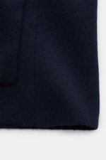 Lisa Yang Cashmere Cardigan 'Lance' navy in Nahaufnahme von unten, gerader Schnitt, reiner Cashmere, Schalkragen, ein Knopf, große Hüfttaschen.