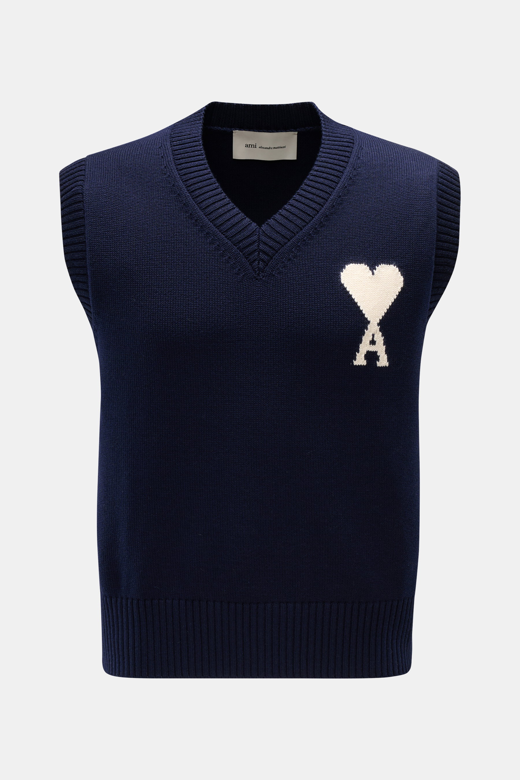 Ami Paris V-Neck Pullunder navy, frontal fotografiert, aus weichem Wolle-Baumwoll-Strick mit V-Neck, slim Fit, elastischen Rippbündchen, abgestepptem 'Ami'-Logo.