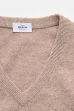 Close-up front view of von Braun Cashmere Pullunder beige showing V-neck and fine knit texture, made from pure Mongolian cashmere.

<p>Geschmeidiges Layering-Piece: Der VON BRAUN Pullunder wurde aus reinem Cashmere gefertigt, der aus der Mongolei entstamm