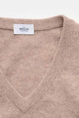 Nahaufnahme des von Braun Cashmere Pullunder beige von oben fotografiert, zeigt das feine Strickbild, elastische Rippbündchen, Slim Fit und den Weichgriff aus reinem Cashmere aus der Inneren Mongolei.