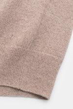 Close-up front view of von Braun Cashmere Pullunder beige showing fine knit texture and elastic ribbed cuffs, made from pure Mongolian cashmere with a very soft touch, slim fit, and smooth layering quality. <p>Geschmeidiges Layering-Piece: Der VON BRAUN P