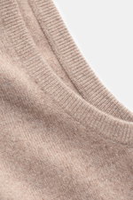 Close-up top-down view of the von Braun Cashmere Pullunder beige showing fine knit, elastic ribbed cuffs, and soft texture of pure Mongolian cashmere.  
Description: <p>Geschmeidiges Layering-Piece: Der VON BRAUN Pullunder wurde aus reinem Cashmere gefert