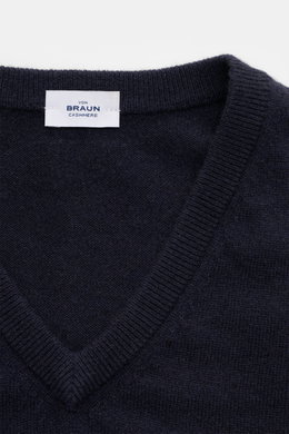 Nahaufnahme des von Braun Cashmere Pullunders navy, V-Ausschnitt, feines Strickbild, elastische Rippbündchen, aus reinem Cashmere mit sehr weichem Griff, Slim Fit.