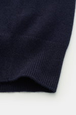 von Braun Cashmere Pullunder navy aus reinem Cashmere, Detailaufnahme seitlich, sehr weicher Griff, feines Strickbild, Slim Fit, elastische Rippbündchen