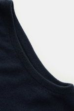 von Braun Cashmere Pullunder navy in Nahaufnahme von oben fotografiert, zeigt feines Strickbild, Slim Fit, elastische Rippbündchen, reiner Cashmere, sehr weicher Griff.