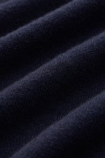 Nahaufnahme des feinen Strickbilds des von Braun Cashmere Pullunder navy aus weichem, reinem Cashmere mit elastischen Rippbündchen.