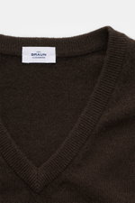 Nahaufnahme des von Braun Cashmere Pullunder dunkelbraun, Slim Fit, mit feinem Strickbild und elastischen Rippbündchen, V-Ausschnitt, aus reiner Mongolei-Cashmere-Faser.