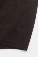 Nahaufnahme des von Braun Cashmere Pullunders dunkelbraun aus reinem Cashmere mit feinem Strickbild und elastischen Rippbündchen, seitliche Ansicht.