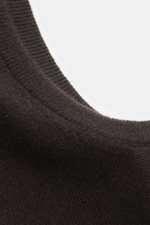 Nahaufnahme des von Braun Cashmere Pullunders dunkelbraun, schräg von oben fotografiert, zeigt feines Strickbild, weichen Griff und elastische Rippbündchen.