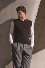 Front view of a man wearing the von Braun Cashmere sweater vest dark brown over a white shirt and grey trousers, showcasing a slim fit with elasticated ribbed bands.

<p>Soft layering piece: This VON BRAUN sweater vest is made of pure Mongolian cashmere t