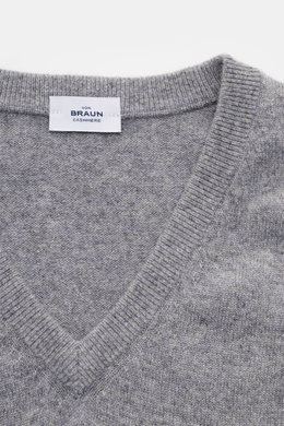 Nahaufnahme des von Braun Cashmere Pullunder grau meliert von oben, feines Strickbild, elastische Rippbündchen, Slim Fit, reiner Cashmere aus Innerer Mongolei.