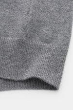 Nahaufnahme des von Braun Cashmere Pullunders grau meliert, seitlich fotografiert, zeigt feines Strickbild, elastische Rippbündchen, Slim Fit, reinen Cashmere aus Innerer Mongolei mit sehr weichem Griff.
