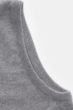 von Braun Cashmere Pullunder grau meliert, Nahaufnahme von oben, feines Strickbild, elastische Rippbündchen, Slim Fit, sehr weicher Griff, reiner Cashmere aus Innerer Mongolei