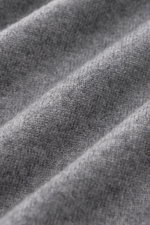 Nahaufnahme des von Braun Cashmere Pullunders grau meliert aus reinem Cashmere, fein gestrickt mit weichem Griff, Slim Fit und elastischen Rippbündchen.