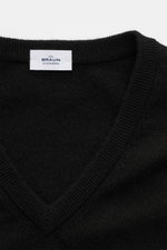 von Braun Cashmere Pullunder schwarz, Detailansicht von oben zeigt feines Strickbild, elastische Rippbündchen, Slim Fit, reiner Cashmere aus Mongolei, sehr weich