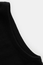 Nahaufnahme des von Braun Cashmere Pullunder schwarz aus reinem mongolischem Cashmere mit feinem Strickbild, Slim Fit und elastischen Rippbündchen, seitlich fotografiert.