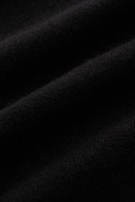 Nahaufnahme des feinen Strickbilds und der weichen Oberfläche des von Braun Cashmere Pullunder schwarz aus reinem Mongolei-Cashmere.