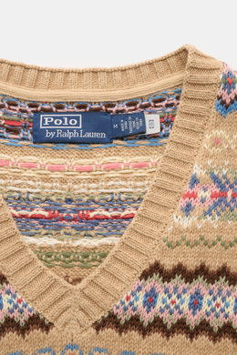Polo Ralph Lauren Sweater vest beige patterned shown from close-up front perspective, featuring a V-neck and elasticated ribbed bands. With this patterned sweater vest made of cotton and wool, POLO RALPH LAUREN offers a warm layering piece in a preppy loo