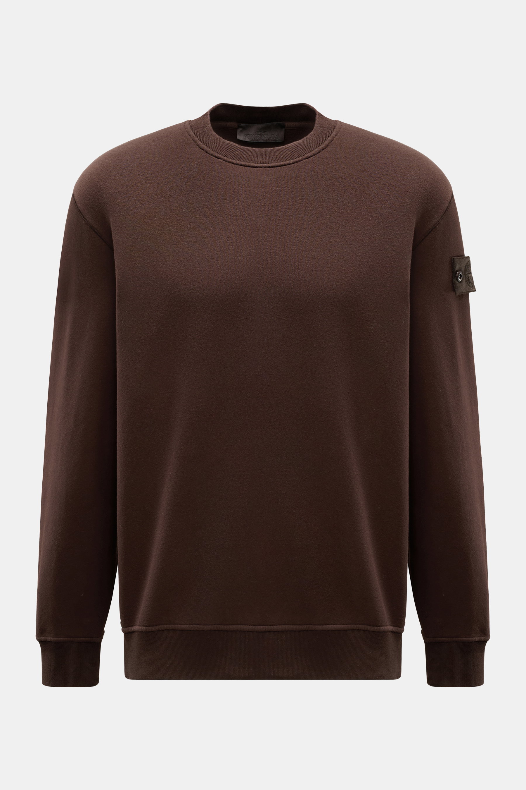 Stone Island Rundhals-Sweatshirt 'Ghost Piece' dunkelbraun, frontale Ansicht, weicher, innen angerauter Baumwoll-Sweat mit tonalem Kompass-Badge, Rippbündchen, Regular Fit.