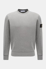 Stone Island Rundhals-Sweatshirt grau meliert, frontal fotografiert, aus reiner Baumwolle, weicher Griff, markante Nahtverarbeitung, garment dyed, Slim Fit, Rundhalsausschnitt, Kompass-Badge am Arm, Rippbündchen.