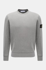 Stone Island Rundhals-Sweatshirt grau meliert, frontal fotografiert, aus reiner Baumwolle, weicher Griff, markante Nahtverarbeitung, garment dyed, Slim Fit, Rundhalsausschnitt, Kompass-Badge am Arm, Rippbündchen.