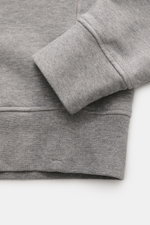 Nahaufnahme des Stone Island Rundhals-Sweatshirts grau meliert von unten mit weichem Griff, markanter Naht, Slim Fit und Kompass-Badge.