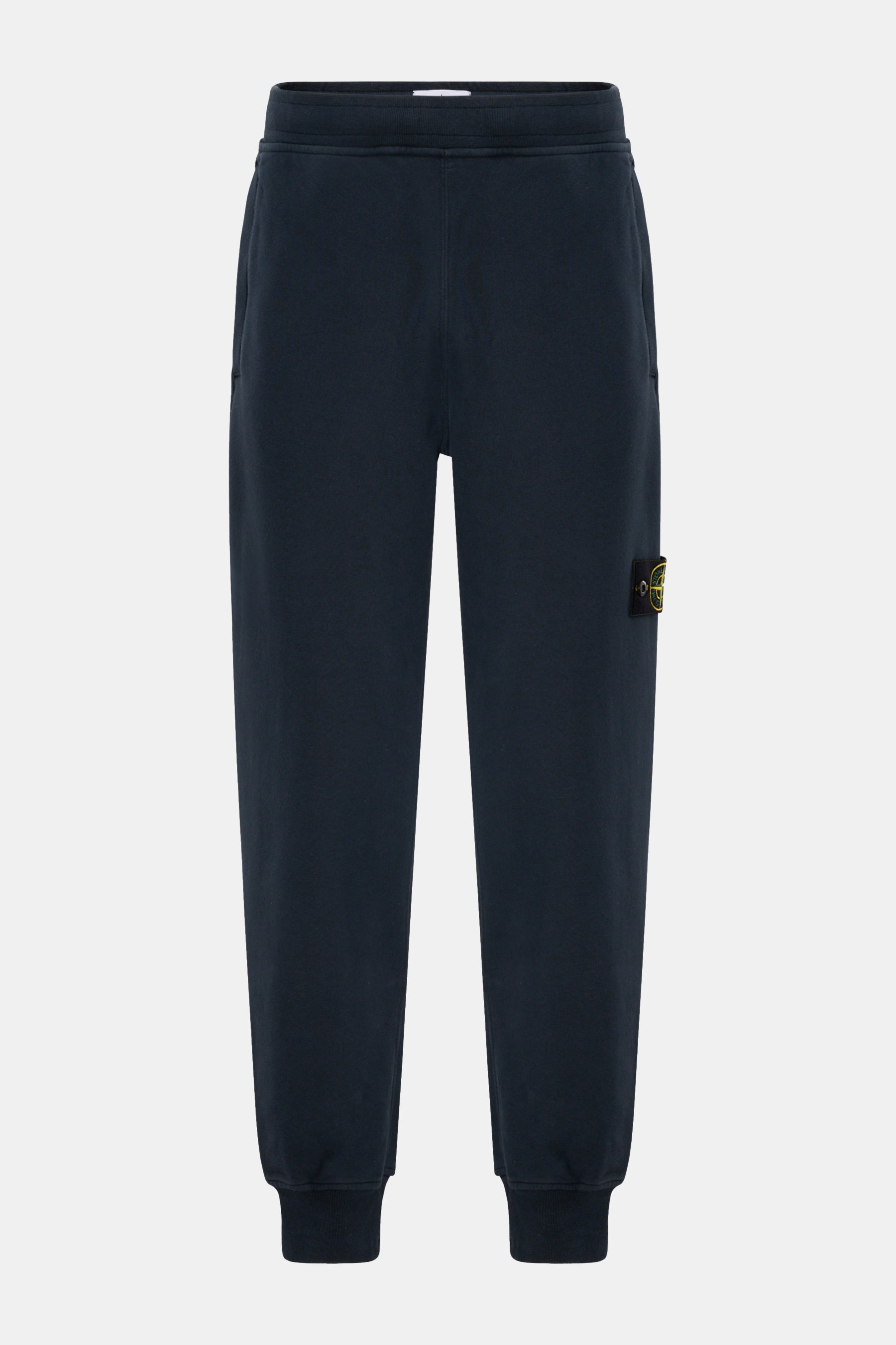Stone Island Sweathose navy, frontal fotografiert, aus reiner Baumwolle, garment dyed, weicher Griff, Tapered Fit, knöchellang, elastischer Bund, Kompass-Badge.