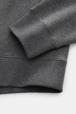 Nahaufnahme des dunkelgrau melierten Polo Ralph Lauren Sweat-Troyers von schräg oben, weicher Jersey aus Baumwolle und Microfaser, Troyer-Kragen mit Reißverschluss, Polo-Reiter-Stitching, Rippbündchen, Regular Fit.