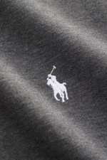 Nahaufnahme des Polo Ralph Lauren Sweat-Troyer dunkelgrau meliert mit weichem Jersey, Reiter-Stitching und feiner Textur aus schräger Perspektive.