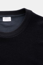 Close-up front view of the 04651/ A trip in a bag Rundhalspullover navy, showing its round rib-knit neckline and soft fleece texture.

<p>Legeres Layering Piece: Der Rundhalspullover von 04651/ A TRIP IN A BAG überzeugt mit seiner samtigen Fleece-Textur a