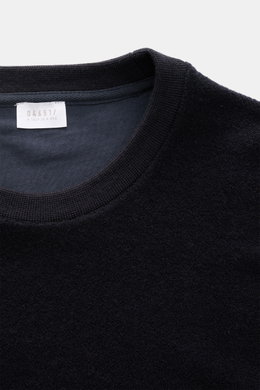 Close-up front view of the 04651/ A trip in a bag Rundhalspullover navy, showing its round rib-knit neckline and soft fleece texture.

<p>Legeres Layering Piece: Der Rundhalspullover von 04651/ A TRIP IN A BAG überzeugt mit seiner samtigen Fleece-Textur a