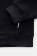 Close-up image of the cuff and hem of the 04651/ A trip in a bag Rundhalspullover navy, showing its soft fleece texture and ribbed knit details from a top-down perspective.

Description:  
<p>Legeres Layering Piece: Der Rundhalspullover von 04651/ A TRIP 