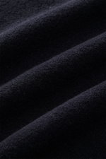 Close-up front view of navy fabric texture showing the soft fleece surface of the 04651/ A trip in a bag Rundhalspullover navy.

Description: <p>Legeres Layering Piece: Der Rundhalspullover von 04651/ A TRIP IN A BAG überzeugt mit seiner samtigen Fleece-T