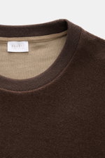 Close-up front view of 04651/ A trip in a bag Rundhalspullover dunkelbraun with soft fleece texture and ribbed round neckline.

<p>Legeres Layering Piece: Der Rundhalspullover von 04651/ A TRIP IN A BAG überzeugt mit seiner samtigen Fleece-Textur aus natü