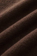 Close-up front view of the soft, dark brown fabric of the 04651/ A trip in a bag Rundhalspullover dunkelbraun showing its fleece texture.

<p>Legeres Layering Piece: Der Rundhalspullover von 04651/ A TRIP IN A BAG überzeugt mit seiner samtigen Fleece-Text