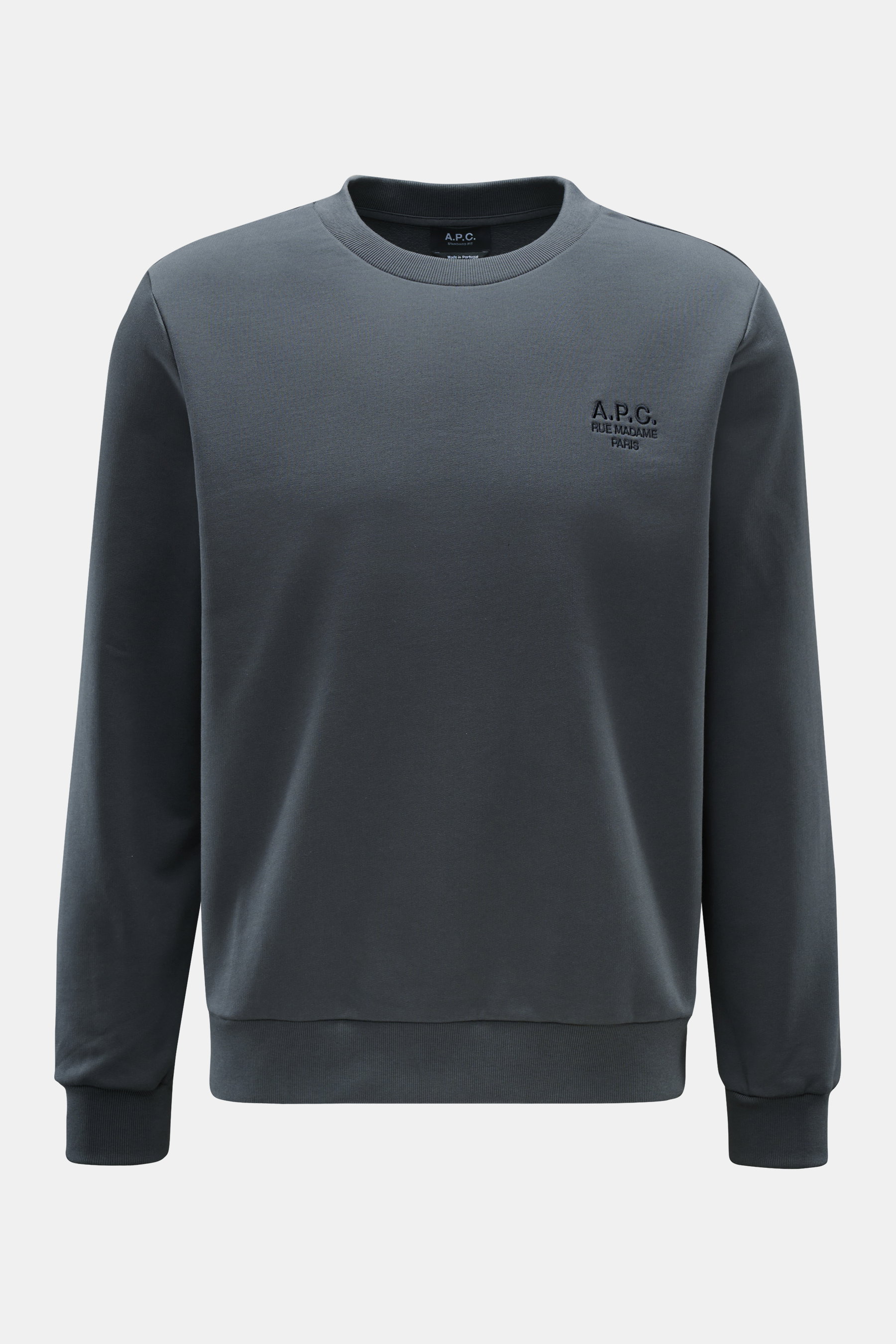 A.P.C. Rundhals-Sweatshirt 'Standard Rue Madame' dunkelgrau, frontal fotografiert, aus leicht elastischer Baumwolle mit farblich abgesetztem Logo-Stitching auf der Brust, weichem Griff, Regular Fit, Rundhalsausschnitt und komfortablen Rippbündchen.