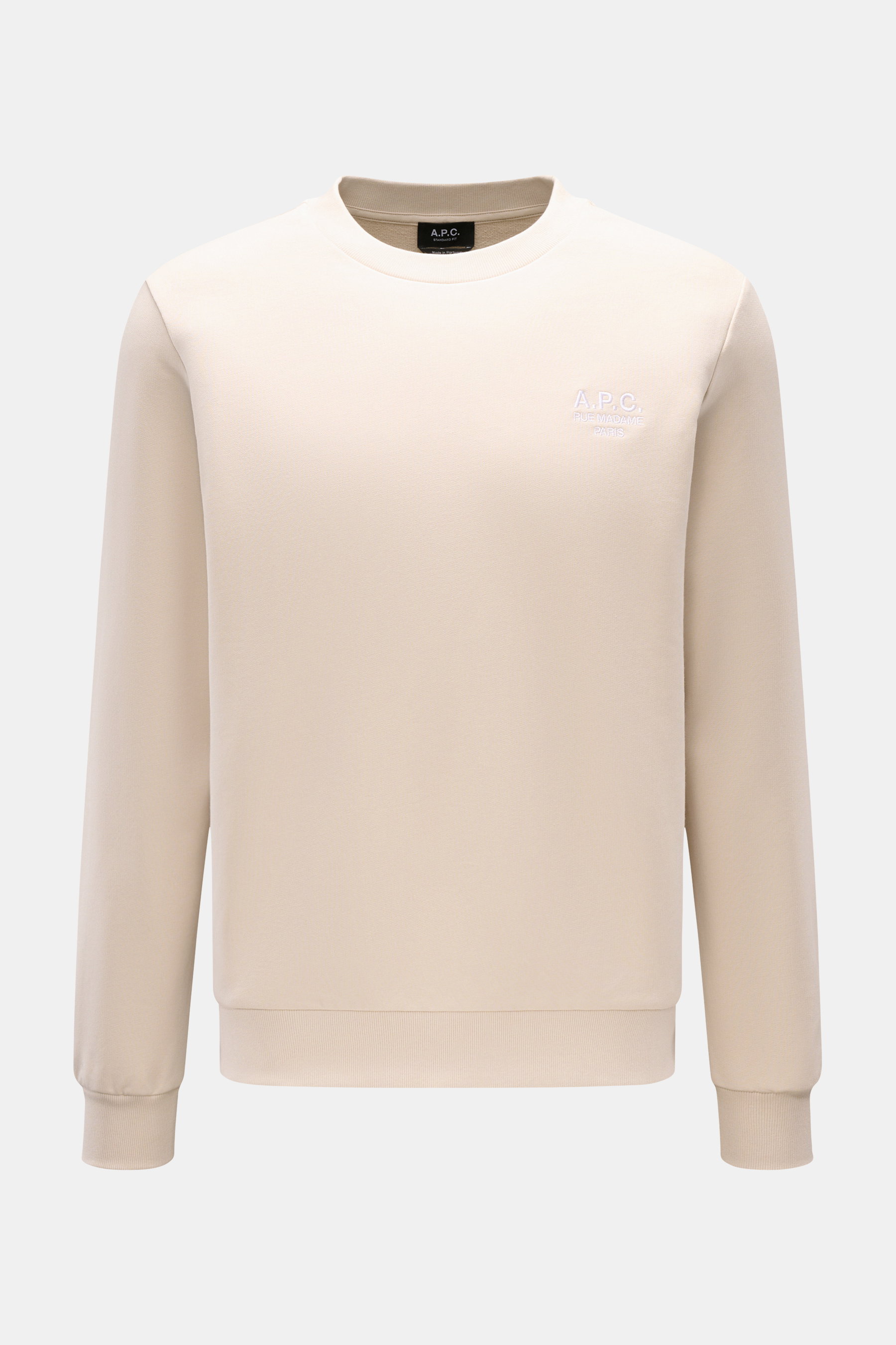 A.P.C. Rundhals-Sweatshirt 'Standard Rue Madame' sand, frontale Nahaufnahme, leichter Baumwoll-Sweat mit farblich abgesetztem Brust-Sticklogo.