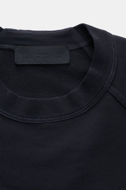 Close-up front top view of Stone Island Sweatshirt 'Ghost Piece' navy in stretch cotton with tonal compass badge on sleeve.

<p>With this sweatshirt in stretch cotton with tonal compass badge on the sleeve, STONE ISLAND offers a comfortable all-rounder fr