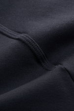 Close-up angled view of navy fabric seam on the Stone Island Sweatshirt 'Ghost Piece' navy, showing soft, slightly elastic cotton.

<p>With this sweatshirt in stretch cotton with tonal compass badge on the sleeve, STONE ISLAND offers a comfortable all-rou