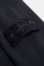 Close-up view of the tonal compass badge on the sleeve of the navy Stone Island Sweatshirt 'Ghost Piece' in stretch cotton fabric.

<p>With this sweatshirt in stretch cotton with tonal compass badge on the sleeve, STONE ISLAND offers a comfortable all-rou