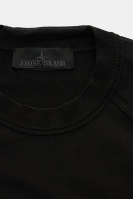 Close-up front view of Stone Island Sweatshirt 'Ghost Piece' black showing crew neck and tonal compass badge label inside collar.

<p>With this sweatshirt in stretch cotton with tonal compass badge on the sleeve, STONE ISLAND offers a comfortable all-roun