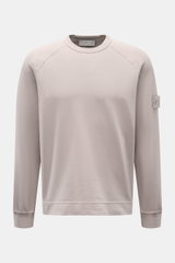 Stone Island Sweatshirt 'Ghost Piece' grau in a front view, made of soft, slightly elastic cotton with tonal compass badge on sleeve, round neck, raglan sleeves, and comfortable cuffs. STONE ISLAND bietet mit diesem Sweatshirt aus elastischer Baumwolle mi
